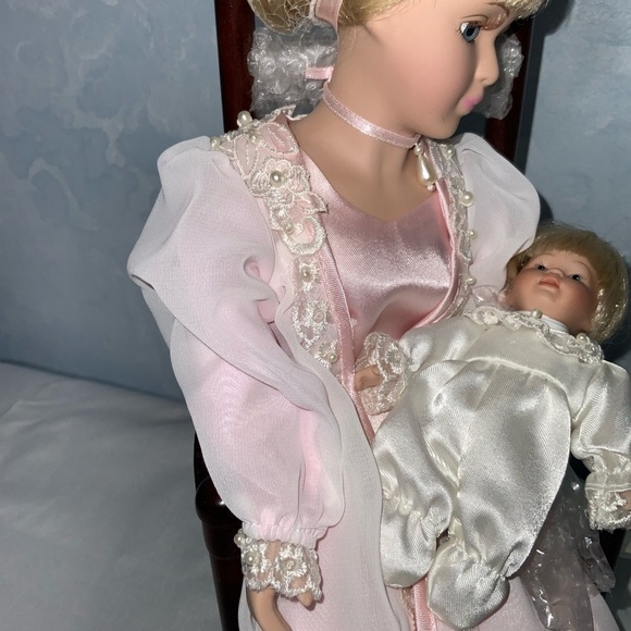Avon Special Memories Mother's Day Porcelain Doll Bernadette, 2001 NWOB - Picture 5 of 8